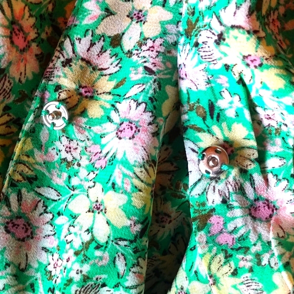2/$15 Women's floral blouse size medium - Picture 5 of 5